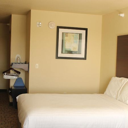 Cobblestone Hotel & Suites - Devils Lake Bagian luar foto