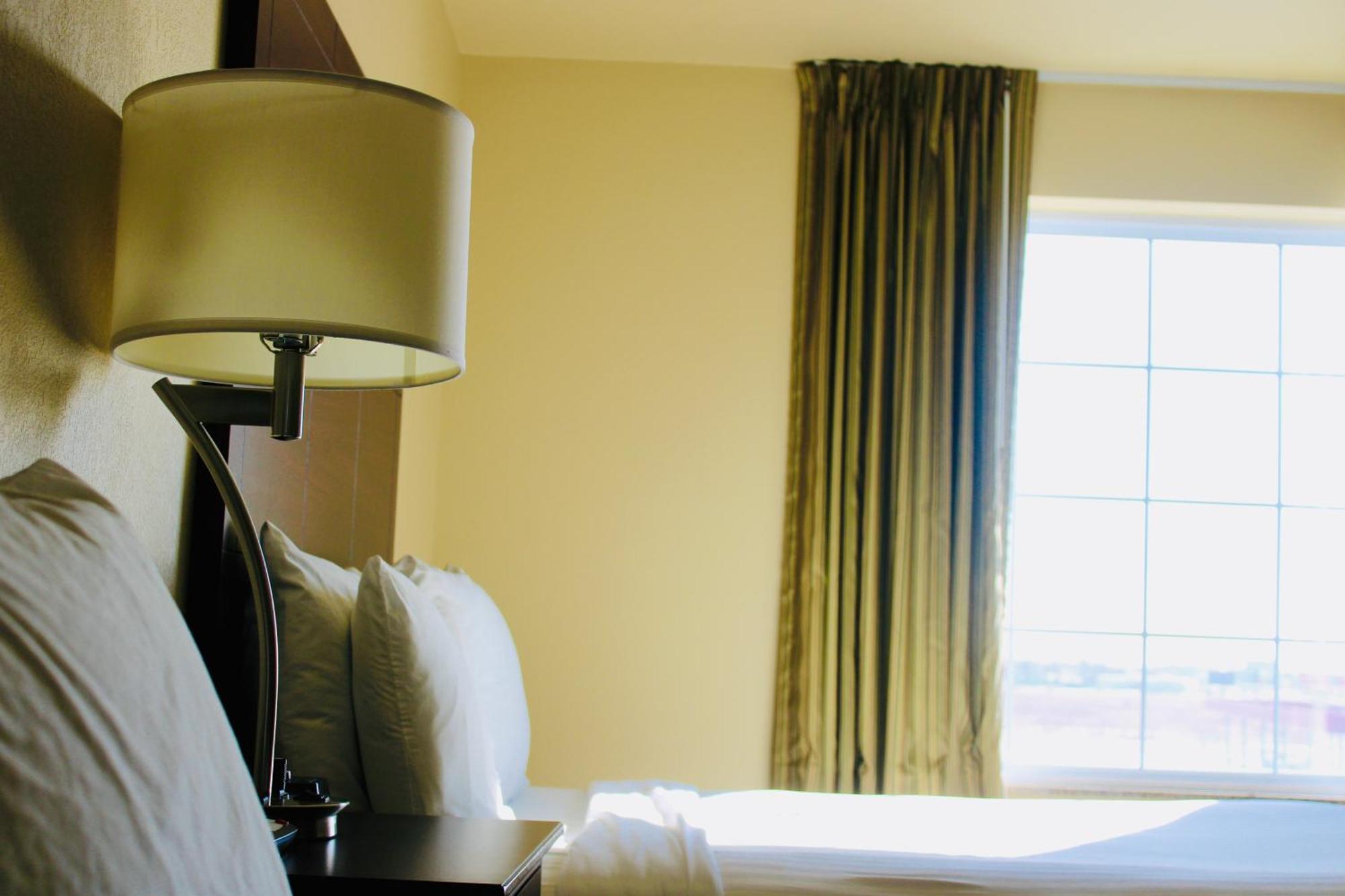 Cobblestone Hotel & Suites - Devils Lake Bagian luar foto