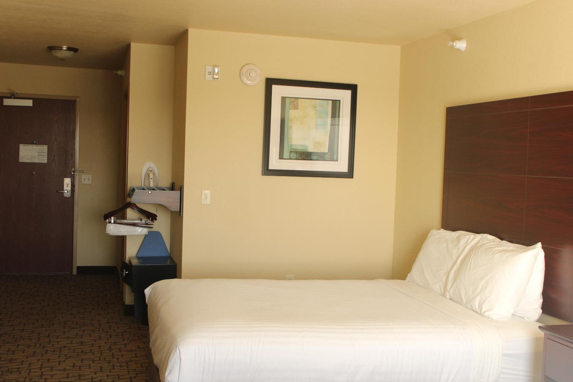 Cobblestone Hotel & Suites - Devils Lake Bagian luar foto
