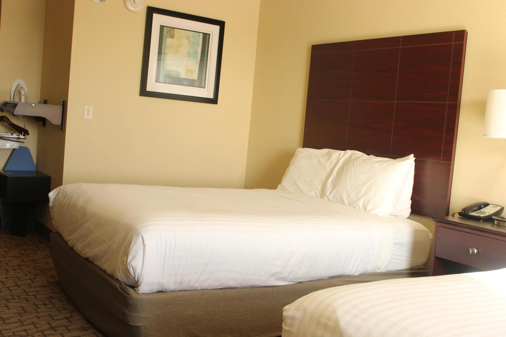 Cobblestone Hotel & Suites - Devils Lake Bagian luar foto
